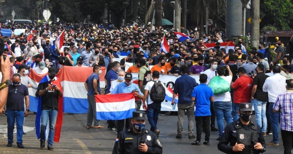 La Nación / En CDE mantienen protesta para apertura total de frontera y no gradual como aprobó el Gobierno