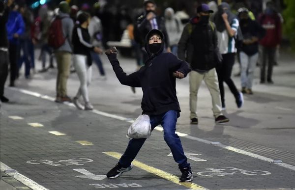 Nueva jornada de protestas y disturbios contra violencia policial en Colombia - Mundo - ABC Color