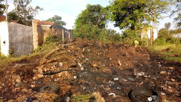 Inadaptados quemaron basura en baldío - Nacionales - ABC Color