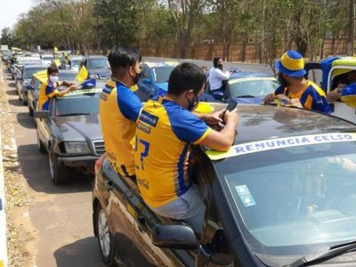 Manifestación auriazul con una feroz caravana