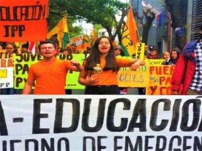 Jóvenes lamentan estrés y deserción en clases virtuales