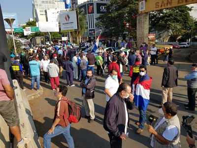 Multitudinaria manifestación por la apertura total del Puente de la Amistad