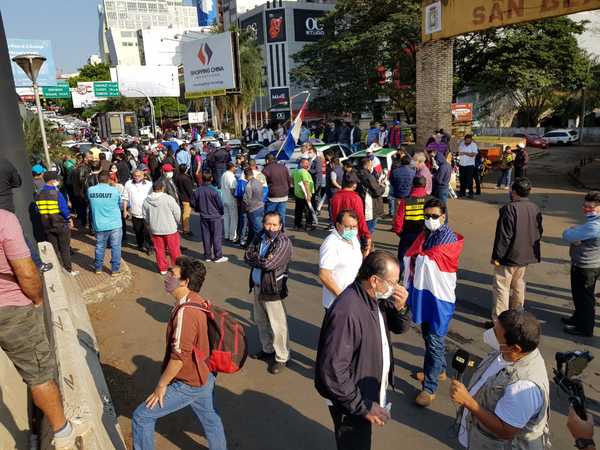 Multitudinaria manifestación por la apertura total del Puente de la Amistad