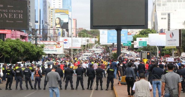 La Nación / Cientos de comerciantes rechazan apertura parcial de Puente de la Amistad