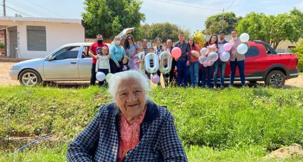 Doña Marcelina celebró sus 100 años en "modo covid" - Noticiero Paraguay
