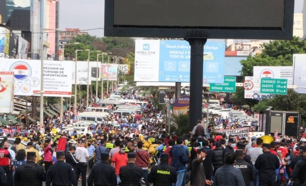 HOY / Manifestación en el Este: exigen la reapertura total del Puente de la Amistad