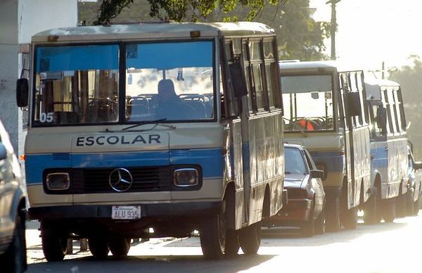 Falta de clases presenciales desespera a transportistas escolares - Nacionales - ABC Color