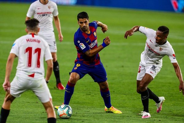 ¡Insólito! Luis Suárez es investigado por usar 'copiatini' en Italia