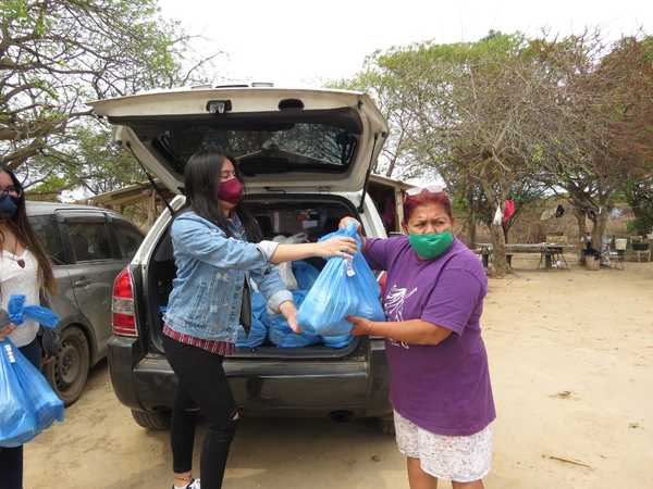 En su día, jóvenes universitarios donaron kits de víveres a familias de bañados - Megacadena — Últimas Noticias de Paraguay