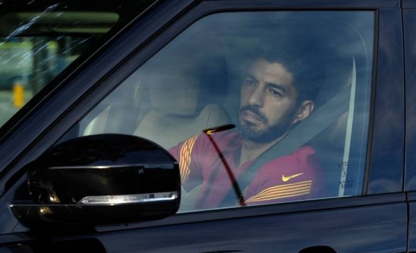 HOY / Se complica la salida de Suárez del Barcelona
