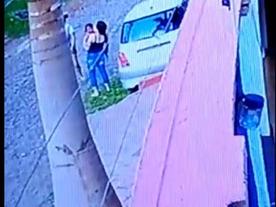 Hombre apedreó a una niña que jugaba en la vereda