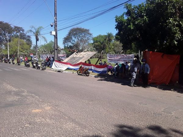 Campesinos se manifiestan en Ayolas  - Nacionales - ABC Color