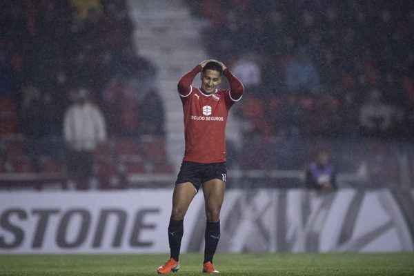 Ricardo Bochini contra Cecilio: "Independiente gastó mucho en jugadores que no rindieron" · Radio Monumental 1080 AM