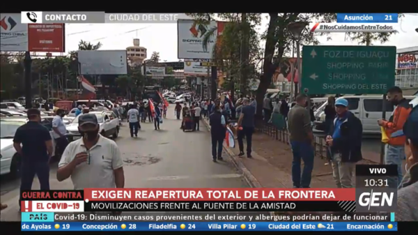 HOY / Sigue la manifestación en Ciudad del Este por parte de las personas que exigen la reapertura total de la frontera