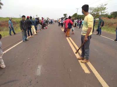 Invasores de estancia vuelven a cerrar ruta pidiendo legalización de tierras - Nacionales - ABC Color