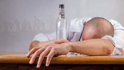 Pandemia y problemas mentales: alcohol y cannabis marcan paso de la disparada