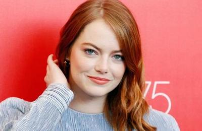 El rumor que surgió luego que Emma Stone fuera captada vistiendo un overol junto a su pareja - SNT