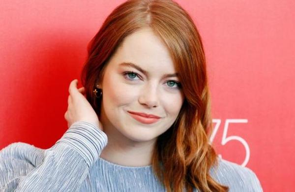 El rumor que surgió luego que Emma Stone fuera captada vistiendo un overol junto a su pareja - SNT