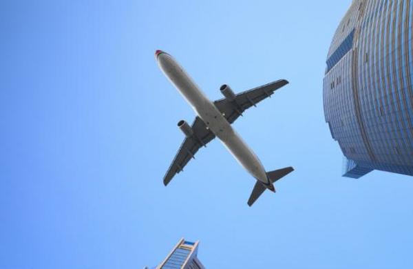 Bebé nació en pleno vuelo y aerolínea le regaló pasajes de por vida - SNT