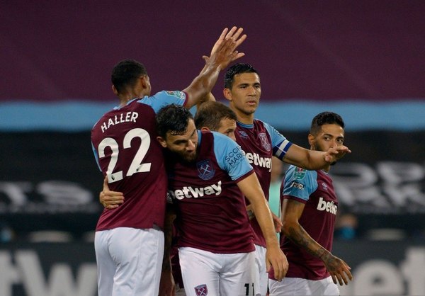 Con Balbuena como capitán y líder del equipo, West Ham golea y avanza