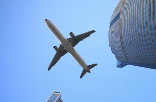 Bebé nació en pleno vuelo y aerolínea le regaló pasajes de por vida - C9N