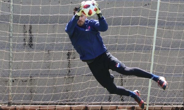 Anthony Silva es presentado como nuevo arquero de La Academia