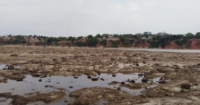 La Nación / Bajante histórica del río muestra posible cráter volcánico en Ita Pytã Punta