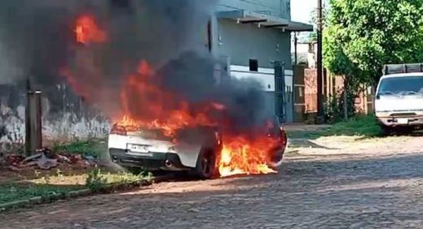 Llamativa quema de tres vehículos en Pedro Juan