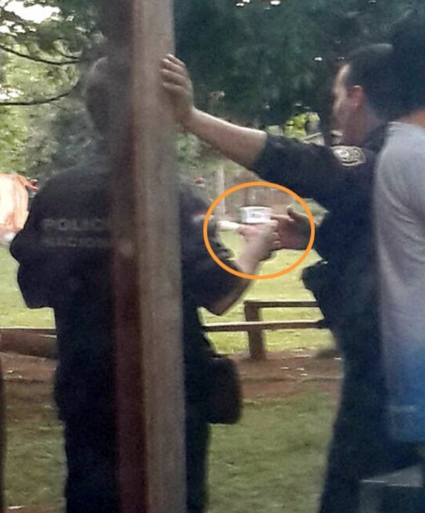 POLICIAS “REFRESCANDOSE” con abundante CERVEZA