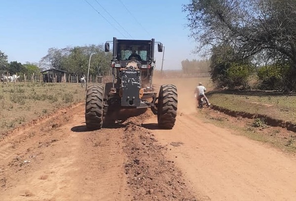 Reparan caminos vecinales en Caazapá - Noticiero Paraguay