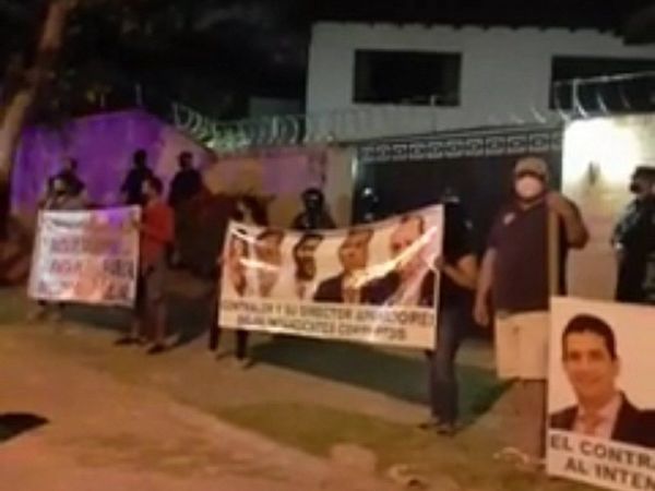 Caso Lanzoni: Ñembyenses escrachan a Velázquez para presionar a contralor