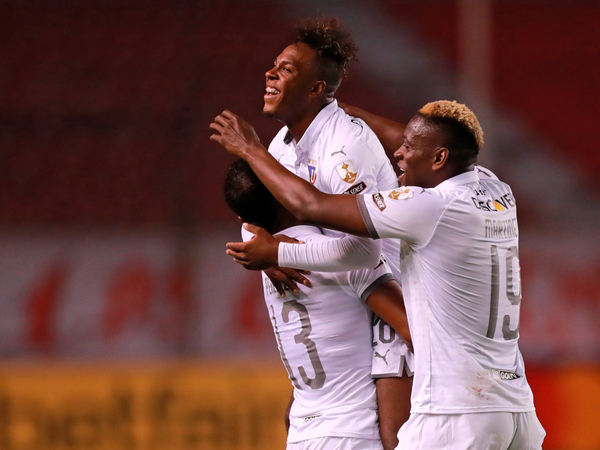 La Liga golea a Sao Paulo y se mantiene en la cima