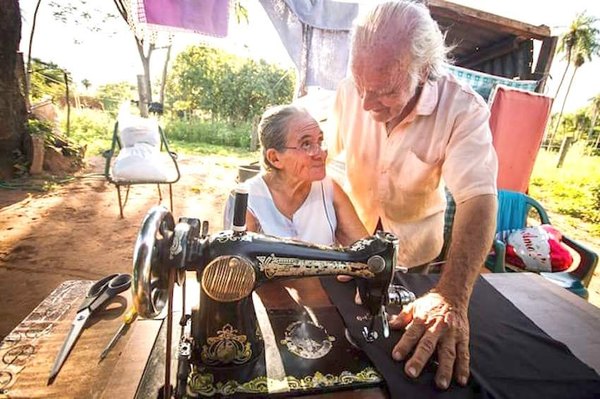 Crónica / Abuelos sastres sobreviven a la pandemia con su pasión