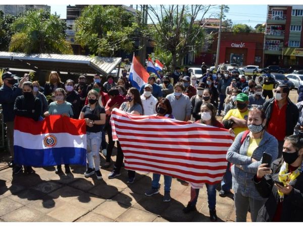 Comerciantes de Encarnación  urgen reapertura del Puente