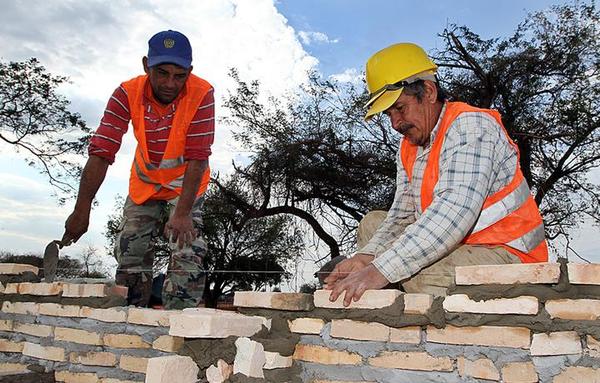 Refieren que la falta de cemento y los elevados precios paralizan obras