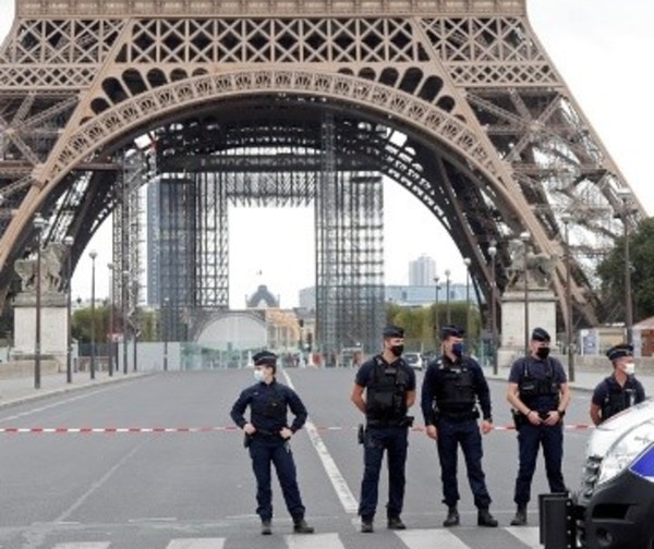 Evacuan Torre Eiffel por amenaza de bomba