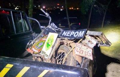 DECOMISAN moto y cajas de cigarrillos a orillas del río Paraná