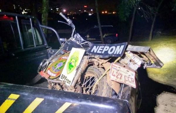 DECOMISAN moto y cajas de cigarrillos a orillas del río Paraná