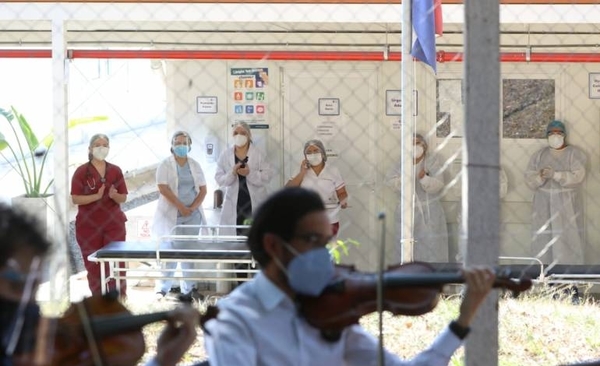 HOY / Concierto de los Gladiadores en el Ineram para levantar el ánimo al personal de blanco