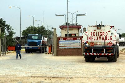 Largas filas de cisternas esperan al escasear el diesel en parte de Bolivia - MarketData