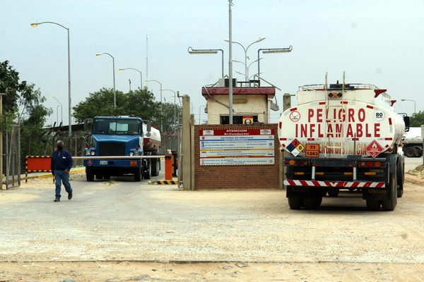 Largas filas de cisternas esperan al escasear el diesel en parte de Bolivia - MarketData