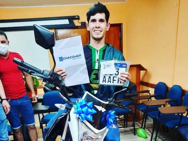 Le robaron su moto nuevita y sus compañeros le regalaron otra