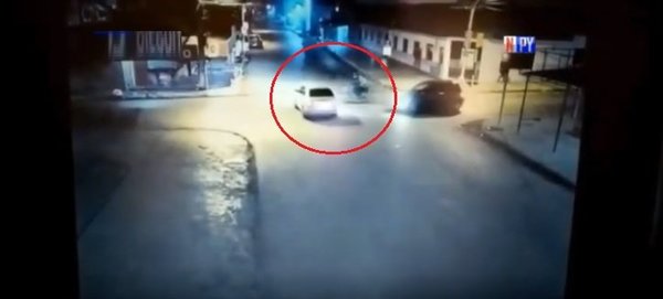 Imprudencia criminal: Pasó luz roja y dejó tendido en el pavimento a un motociclista | Noticias Paraguay