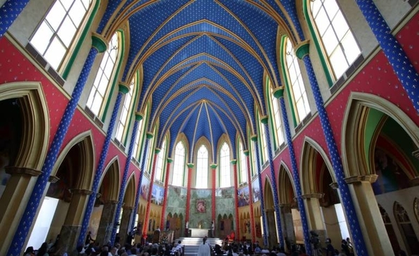 HOY / Los Heraldos del Evangelio inauguran imponente templo "con techo de estrellas"