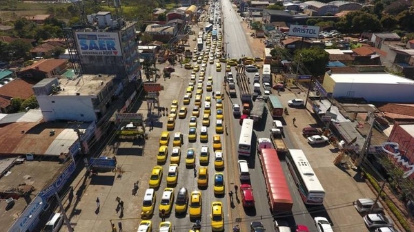 HOY / En represalia, taxistas bloquean la Transchaco