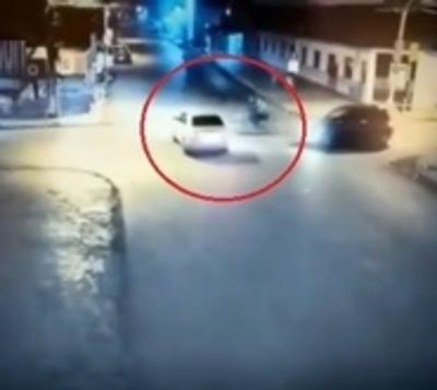 Pasó luz roja, chocó a motociclista y huyó del lugar - Paraguay.com
