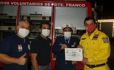 Bomberos de CDE donan camión hidrante a sus pares de Pdte. Franco