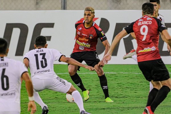 Libertad pierde el segundo lugar al caer ante Caracas y complica sus chances