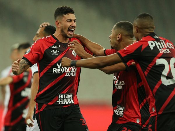 Paranaense roza los octavos gracias a dos autogoles del Colo Colo