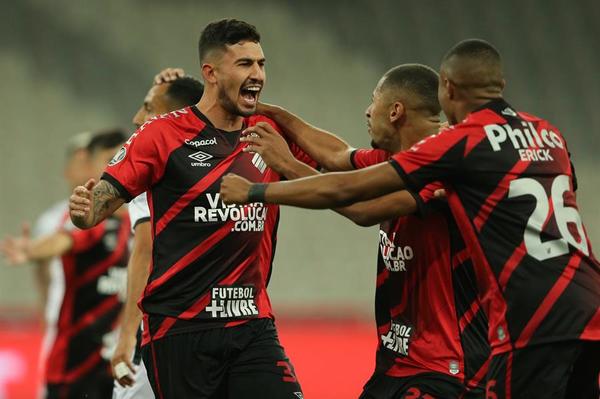 Paranaense roza los octavos gracias a dos autogoles del Colo Colo